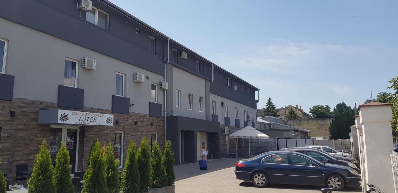 ホテル Dnd-X Pančevo エクステリア 写真