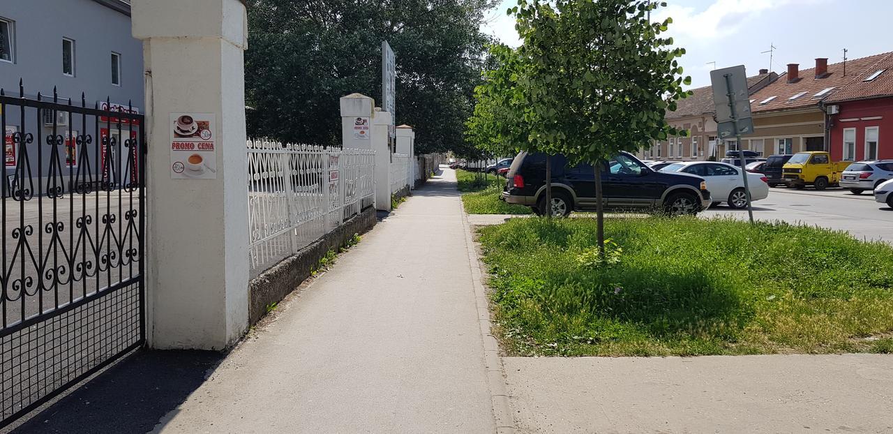 ホテル Dnd-X Pančevo エクステリア 写真